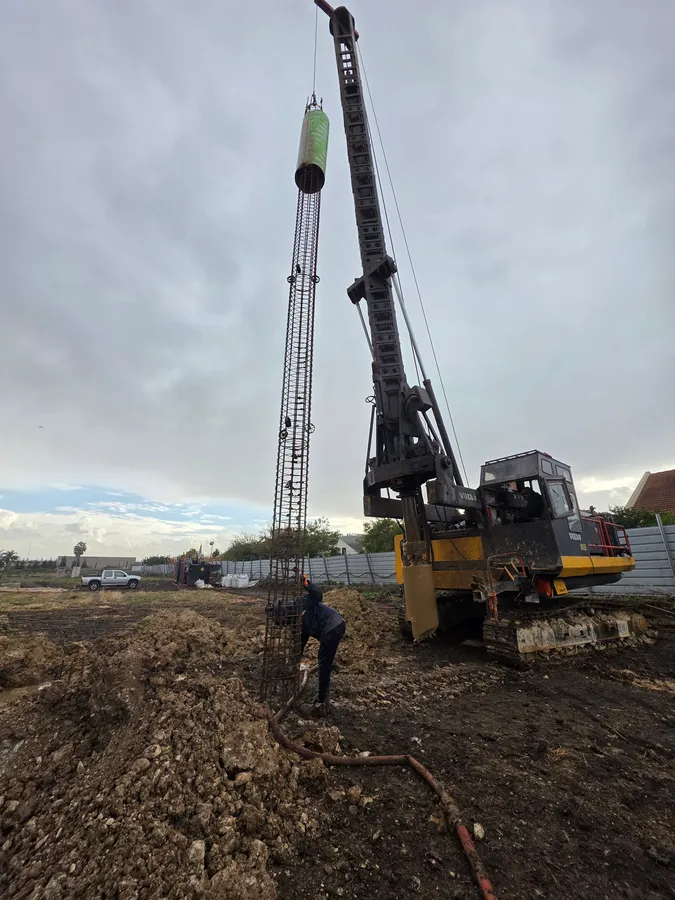 מכונת קידוח עם כלוב ברזל באתר