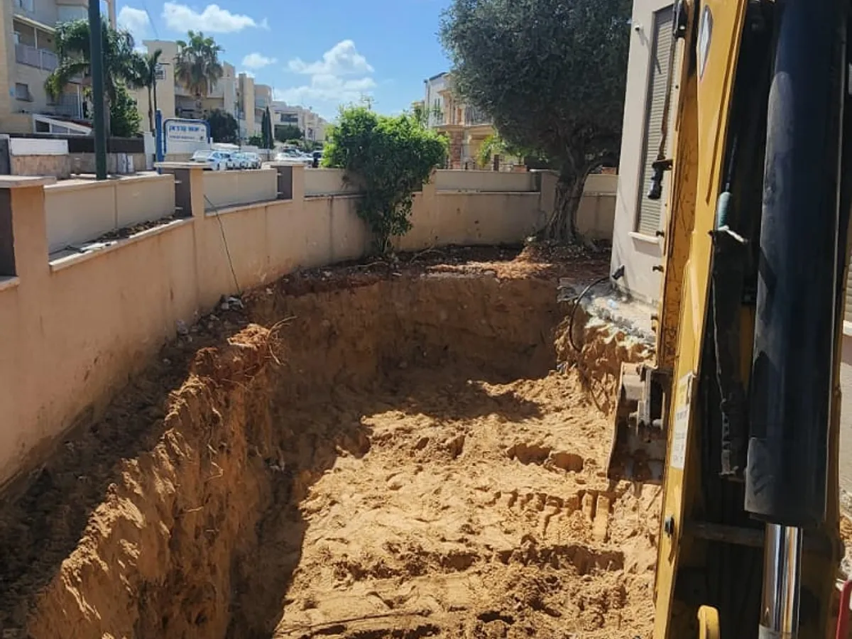 חפירה ופיתוח לבריכת שחייה