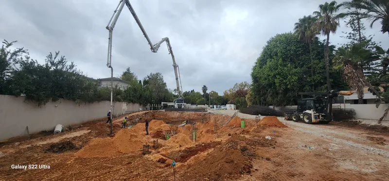 משאבת בטון ניידת פרוסה באתר ליציקת כלונסאות