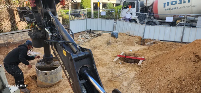 מכונת קידוח הידראולית בקידוח כלונס בשטח עירוני