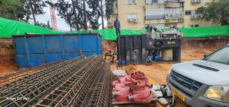 כלובי זיון לכלונסאות מוכנים להצבה באתר קידוח