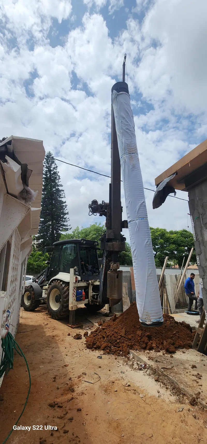 תורן מכונת קידוח כלונסאות ברחוב מגורים צר